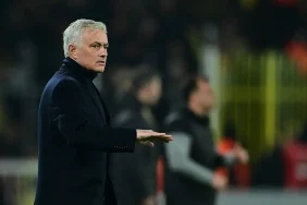 Mourinho_dan_Galatasaray_a_kart_gondermesi_ve_derb_1739737337